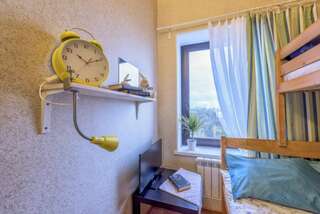 Хостел Страна Чудес Санкт-Петербург Трехместный номер  с окном и собственными удобствами-2