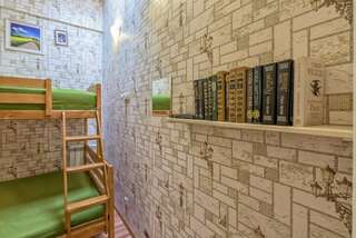 Хостел Страна Чудес Санкт-Петербург Трехместный номер  с окном и собственными удобствами-6