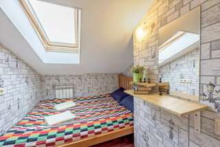 Хостел Страна Чудес Санкт-Петербург Двухместный номер с двуспальной кроватью с общими удобствами-3